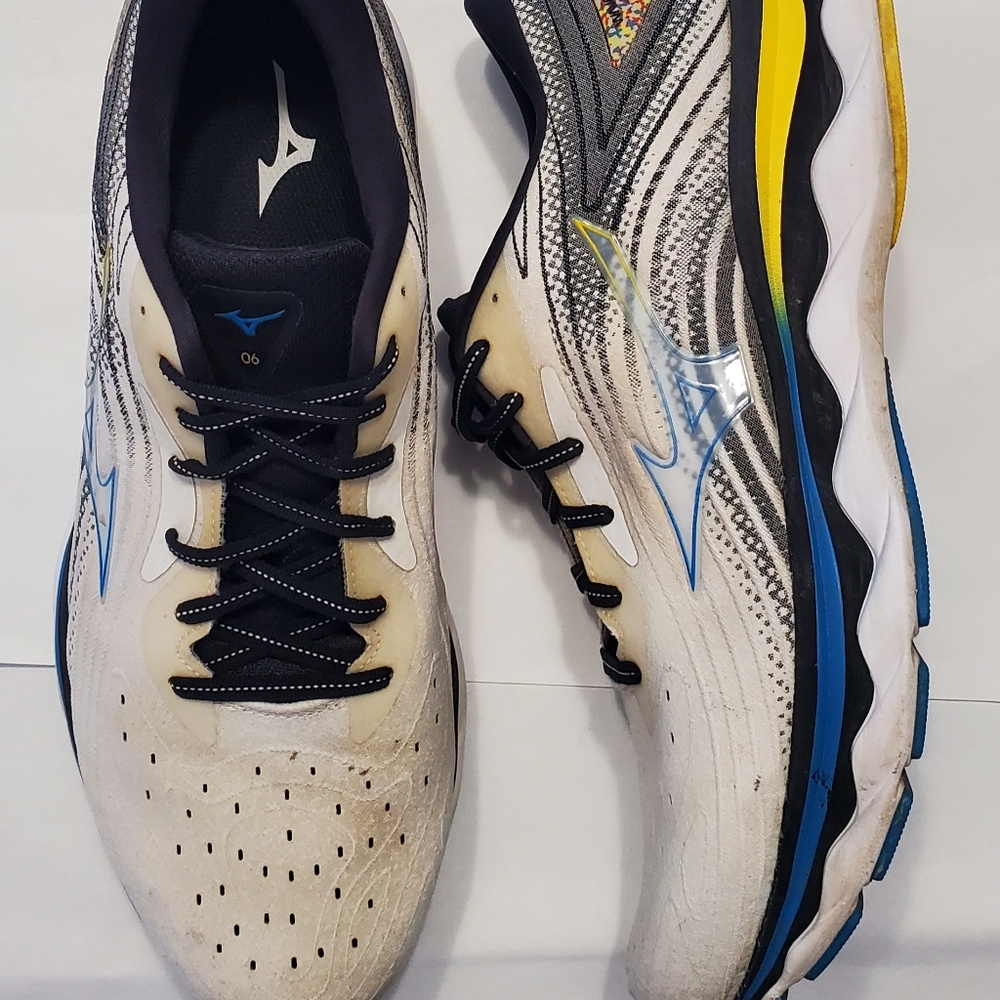 Mizuno Wave Sky 6 White and Black Athletic Running Shoes Men Size 11.5